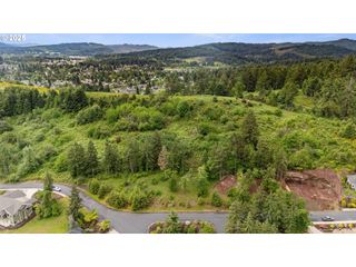 1117 LARAE Dr, Cottage Grove, OR 97424