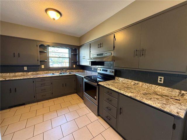 28 Ussery Drive, Lexington, MO 64067