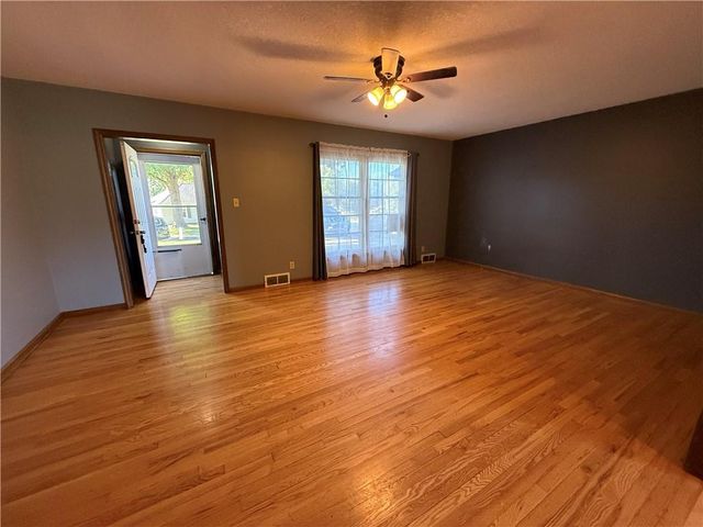 28 Ussery Drive, Lexington, MO 64067