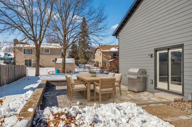 2810 Hillvale Trail, Oakdale, MN 55128