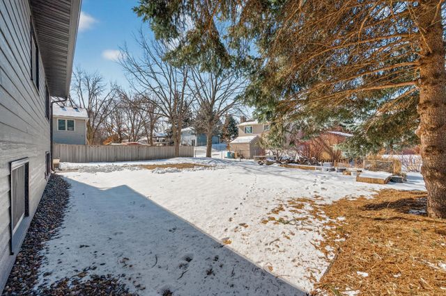 2810 Hillvale Trail, Oakdale, MN 55128