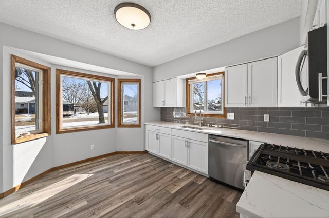 2810 Hillvale Trail, Oakdale, MN 55128