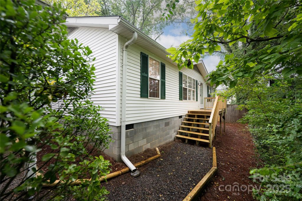 77 Baker Avenue, Asheville, NC 28806
