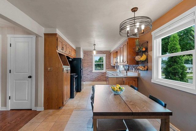 2207 S GREENVIEW STREET, Appleton, WI 54915