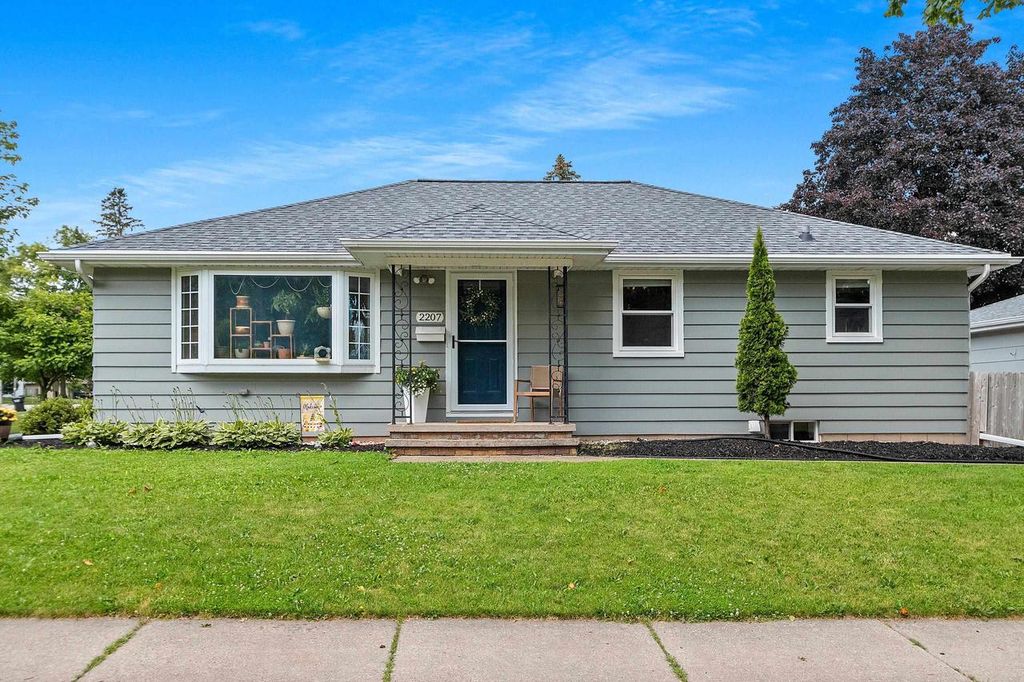 2207 S GREENVIEW STREET, Appleton, WI 54915