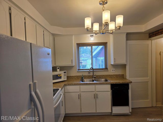 25624 Collingwood Street, Roseville, MI 48066