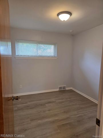 25624 Collingwood Street, Roseville, MI 48066