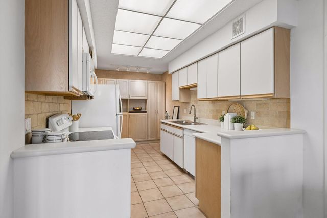 1201 Yale Place 403, Minneapolis, MN 55403