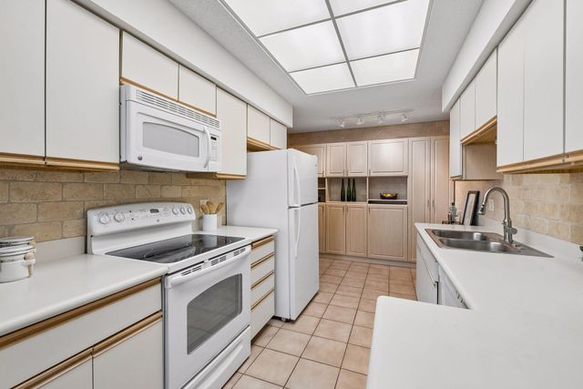 1201 Yale Place 403, Minneapolis, MN 55403