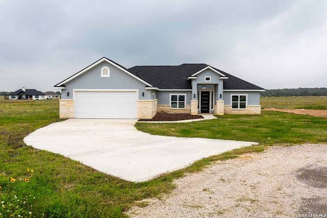 105 Merion Lane, La Vernia, TX 78121