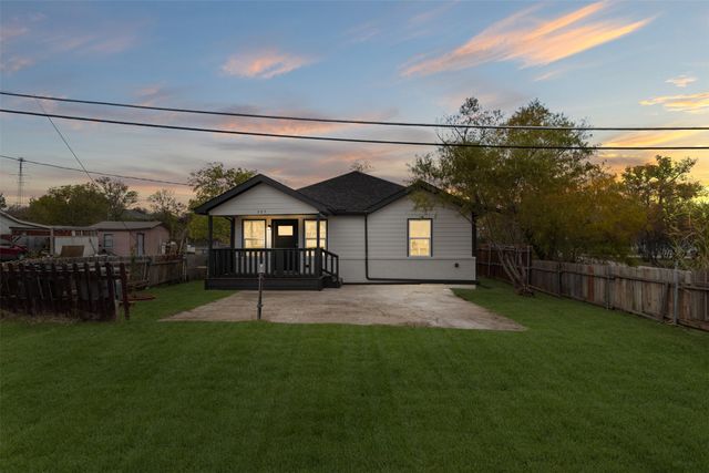 305 S Stillwell Boulevard, Dallas, TX 75211