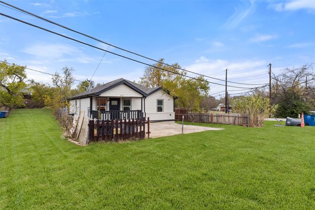 305 S Stillwell Boulevard, Dallas, TX 75211