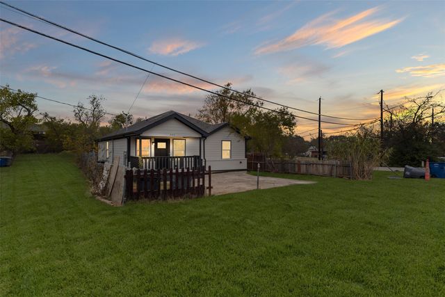 305 S Stillwell Boulevard, Dallas, TX 75211