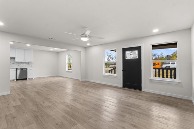 305 S Stillwell Boulevard, Dallas, TX 75211