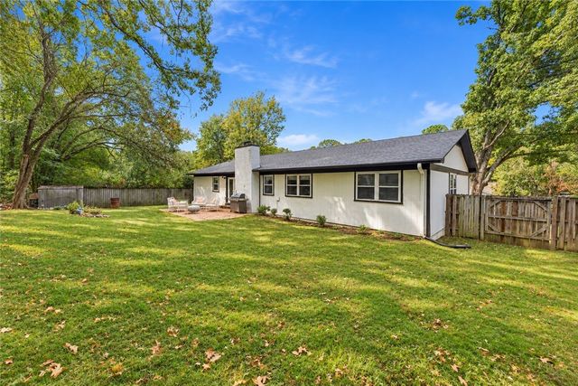 2722 N Stagecoach Drive, Fayetteville, AR 72703