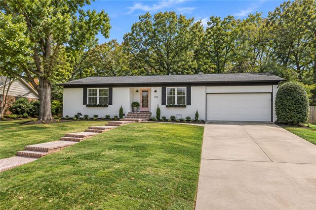 2722 N Stagecoach Drive, Fayetteville, AR 72703