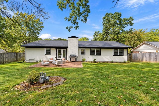 2722 N Stagecoach Drive, Fayetteville, AR 72703