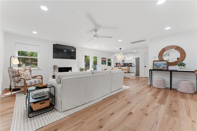 2722 N Stagecoach Drive, Fayetteville, AR 72703