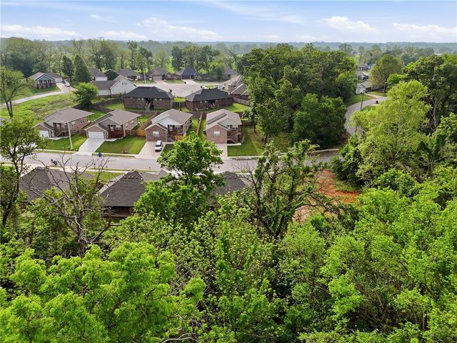 1315 Valley Drive, Gentry, AR 72734
