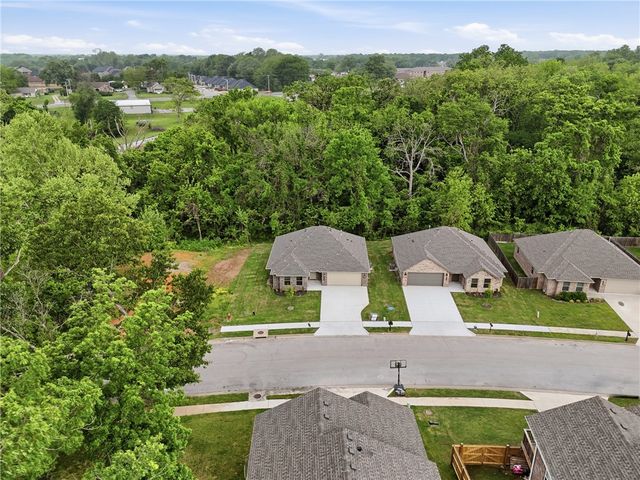 1315 Valley Drive, Gentry, AR 72734