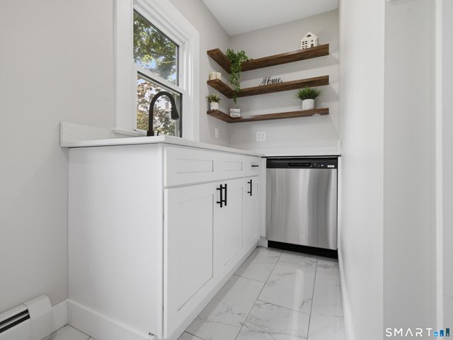 35 Moore Avenue, New London, CT 06320