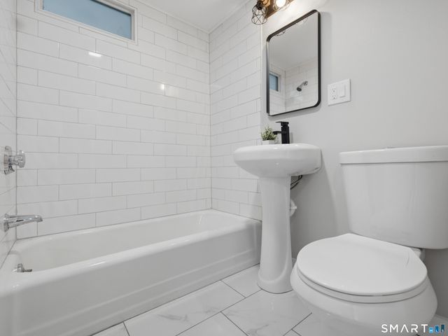 35 Moore Avenue, New London, CT 06320