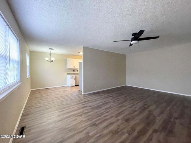 3320 S Moffet Avenue, Joplin, MO 64804