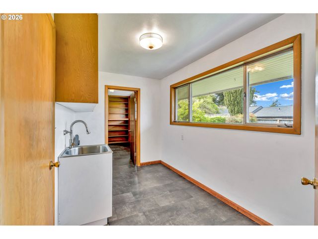 11731 Ne FARGO Ct, Portland, OR 97220