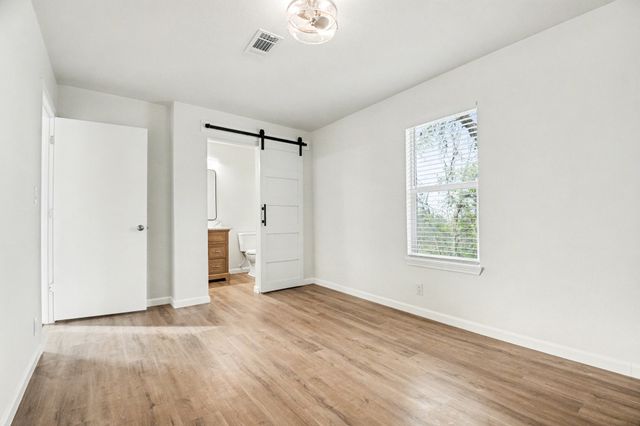 928 Ash Crescent Street, Fort Worth, TX 76104