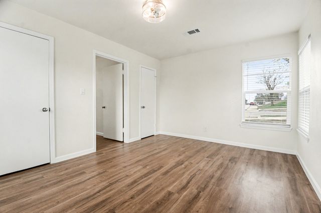 928 Ash Crescent Street, Fort Worth, TX 76104