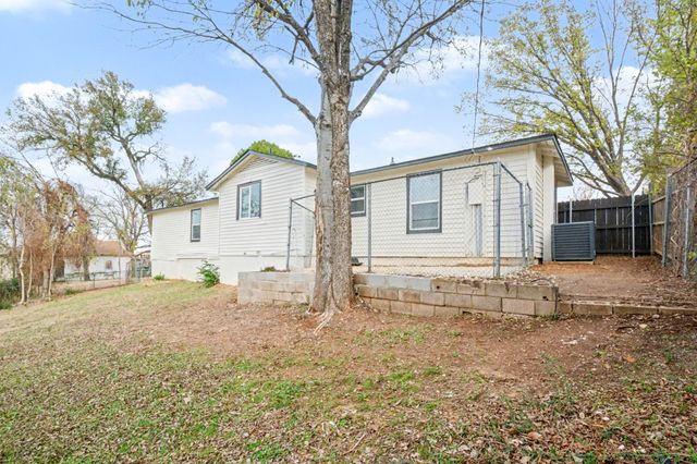 928 Ash Crescent Street, Fort Worth, TX 76104