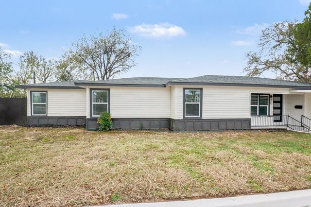 928 Ash Crescent Street, Fort Worth, TX 76104
