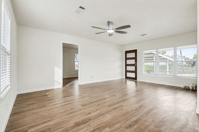 928 Ash Crescent Street, Fort Worth, TX 76104