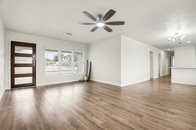 928 Ash Crescent Street, Fort Worth, TX 76104