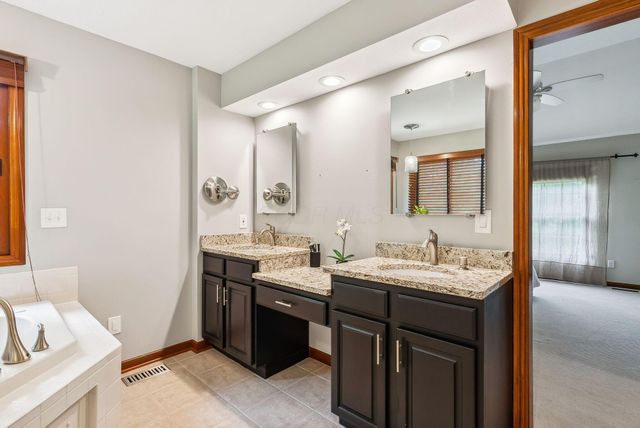 1229 Whispering Meadow Court, New Albany, OH 43054