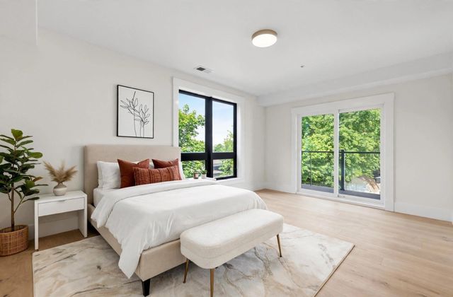 17 Holmes 2R, Quincy, MA 02171