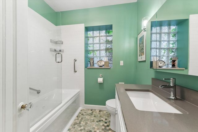 2215 W ARTHUR Avenue, Chicago, IL 60645
