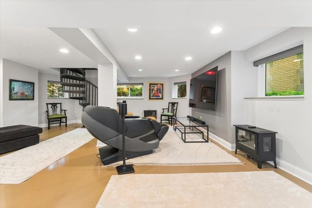 2215 W ARTHUR Avenue, Chicago, IL 60645