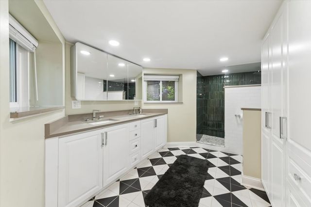 2215 W ARTHUR Avenue, Chicago, IL 60645