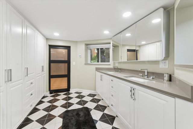 2215 W ARTHUR Avenue, Chicago, IL 60645