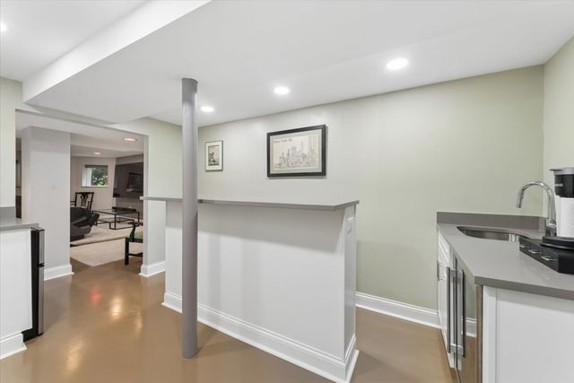 2215 W ARTHUR Avenue, Chicago, IL 60645