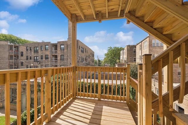 2215 W ARTHUR Avenue, Chicago, IL 60645