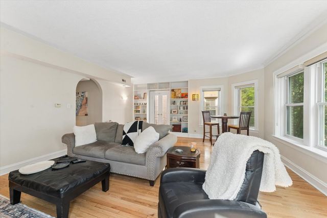 2215 W ARTHUR Avenue, Chicago, IL 60645