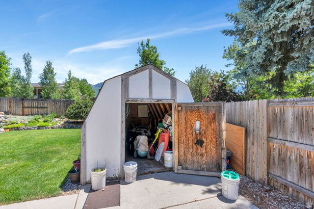 8093 S BEAUMONT DR, Sandy, UT 84093