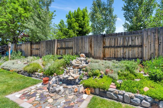 8093 S BEAUMONT DR, Sandy, UT 84093