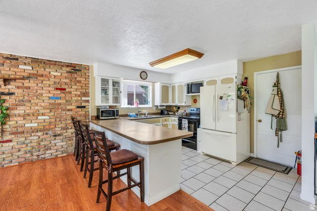 8093 S BEAUMONT DR, Sandy, UT 84093