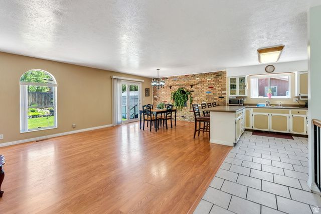 8093 S BEAUMONT DR, Sandy, UT 84093
