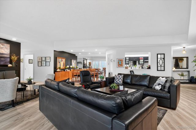 43100 12 Oaks Crescent Drive 2033, Novi, MI 48377