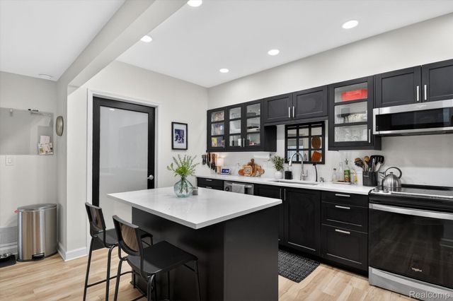 43100 12 Oaks Crescent Drive 2033, Novi, MI 48377