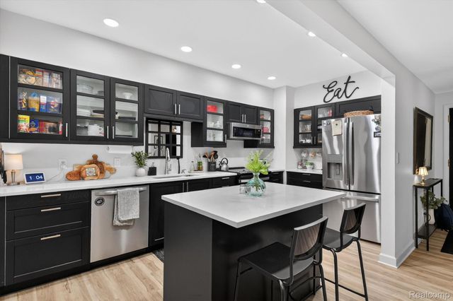 43100 12 Oaks Crescent Drive 2033, Novi, MI 48377